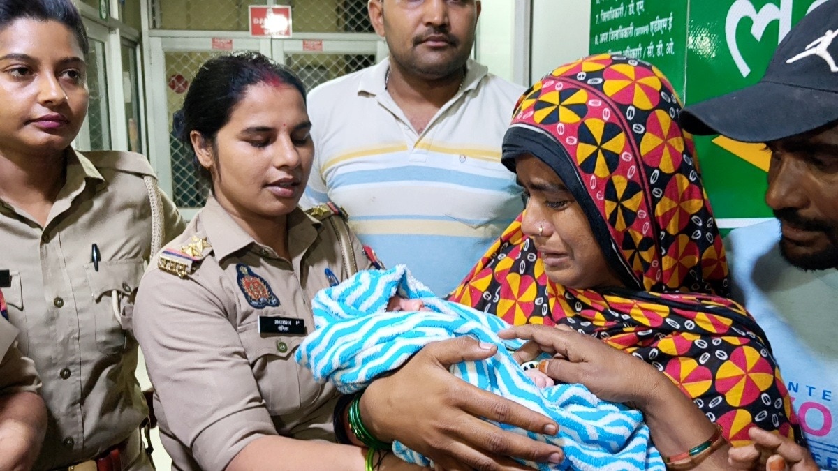 मां शबाना की गोद में लौटा नवजात.(Photo:ITG)