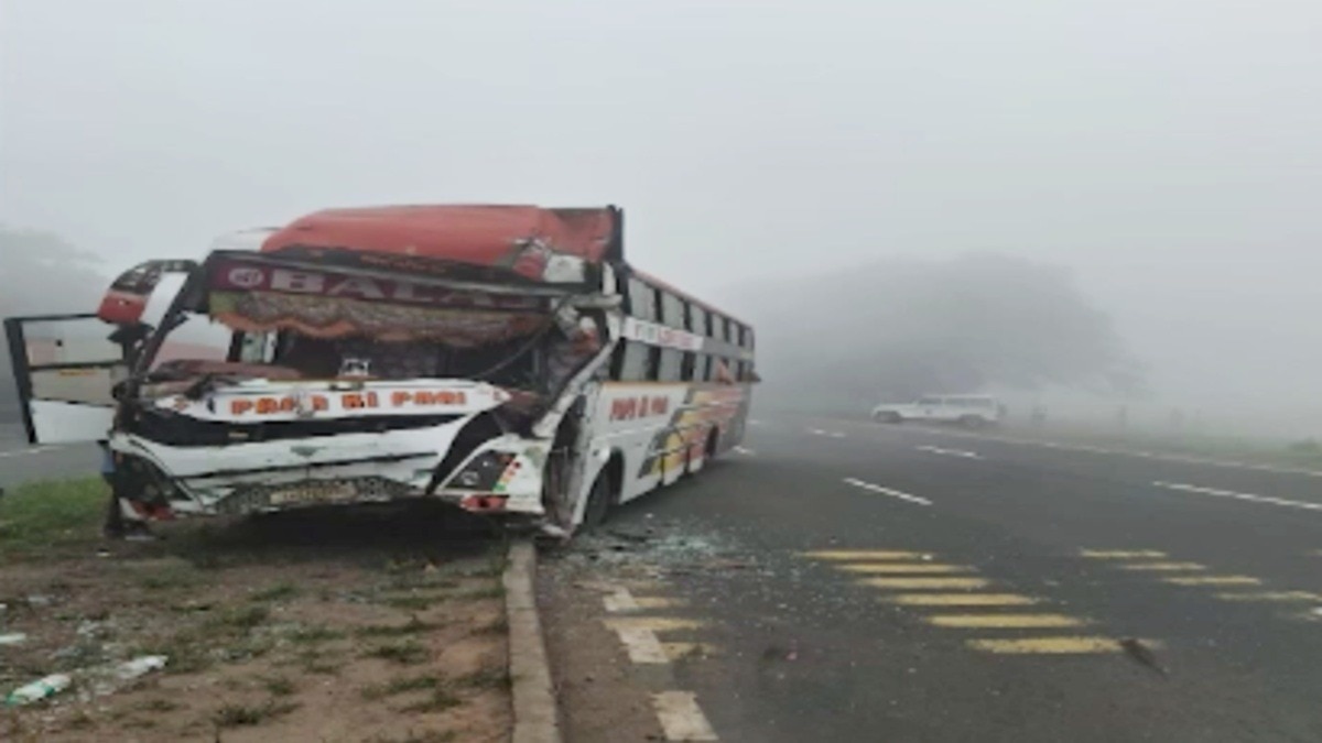 बस का अगला हिस्सा पूरी तरह क्षतिग्रस्त.(Photo:ITG)