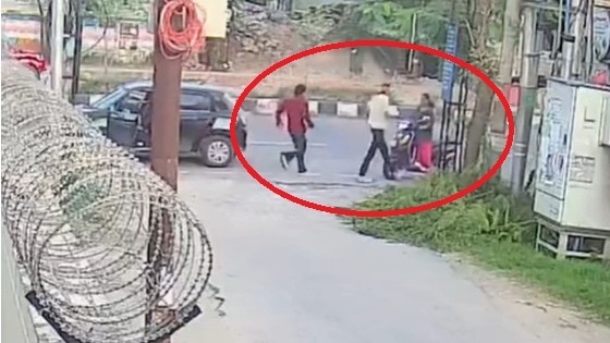 शोर मचाया तो कार लेकर भागे आरोपी.(Photo: Screengrab)