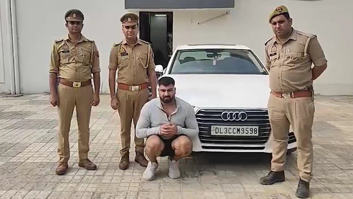 कार हटाने को कहा तो शुरू हो गई मारपीट. (Photo: Screengrab)