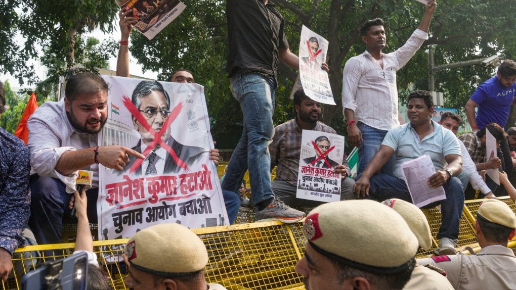 ज्ञानेश कुमार के इस्तीफे की मांग को लेकर विपक्ष का प्रोटेस्ट (Photo: PTI)