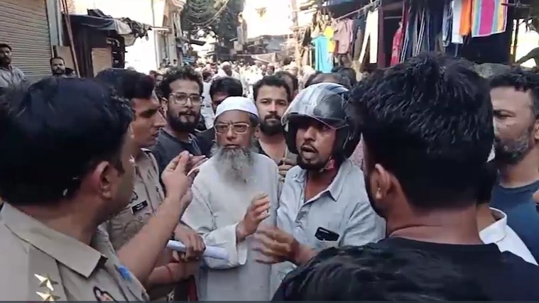 इलाके में भारी पुलिस बल तैनात कर दिया गया है. (Photo- ITGD)