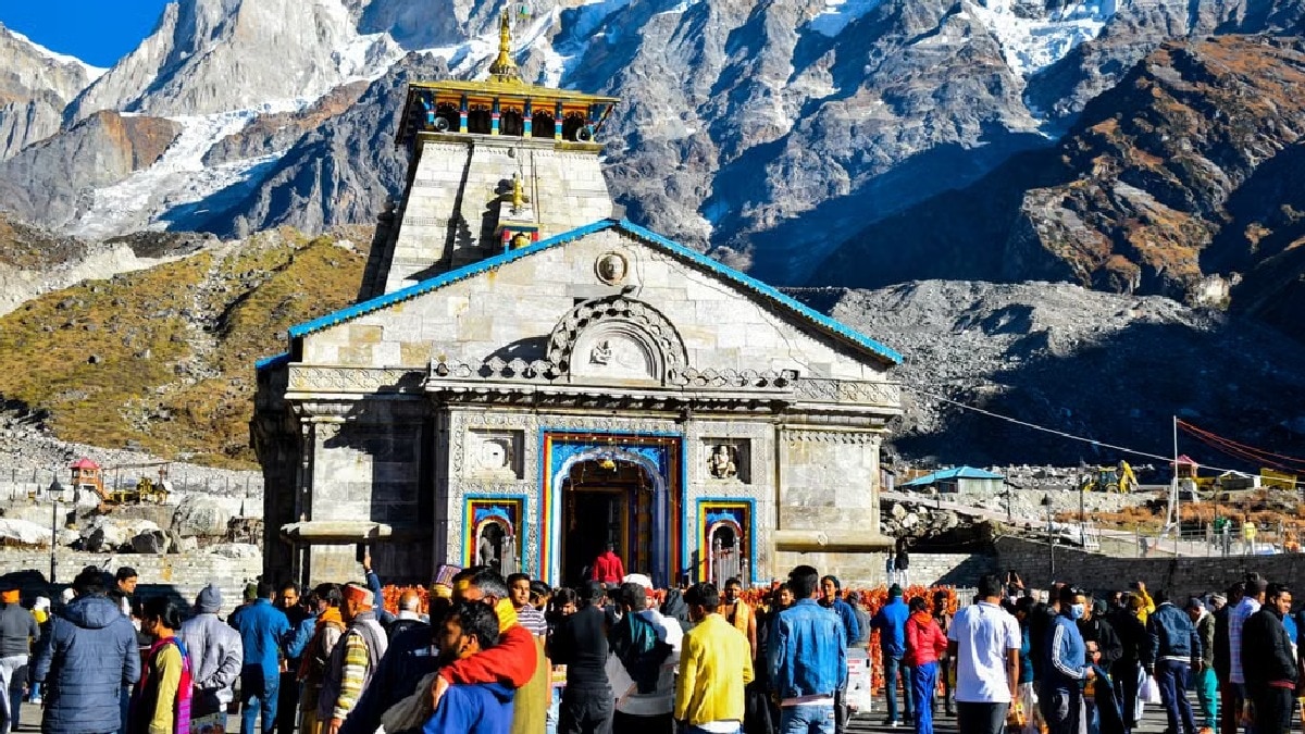 केदारनाथ धाम में बढ़ती भीड़ के साथ टूरिस्ट सीजन में कचरा बढ़ रहा है. (File Photo-ITG)