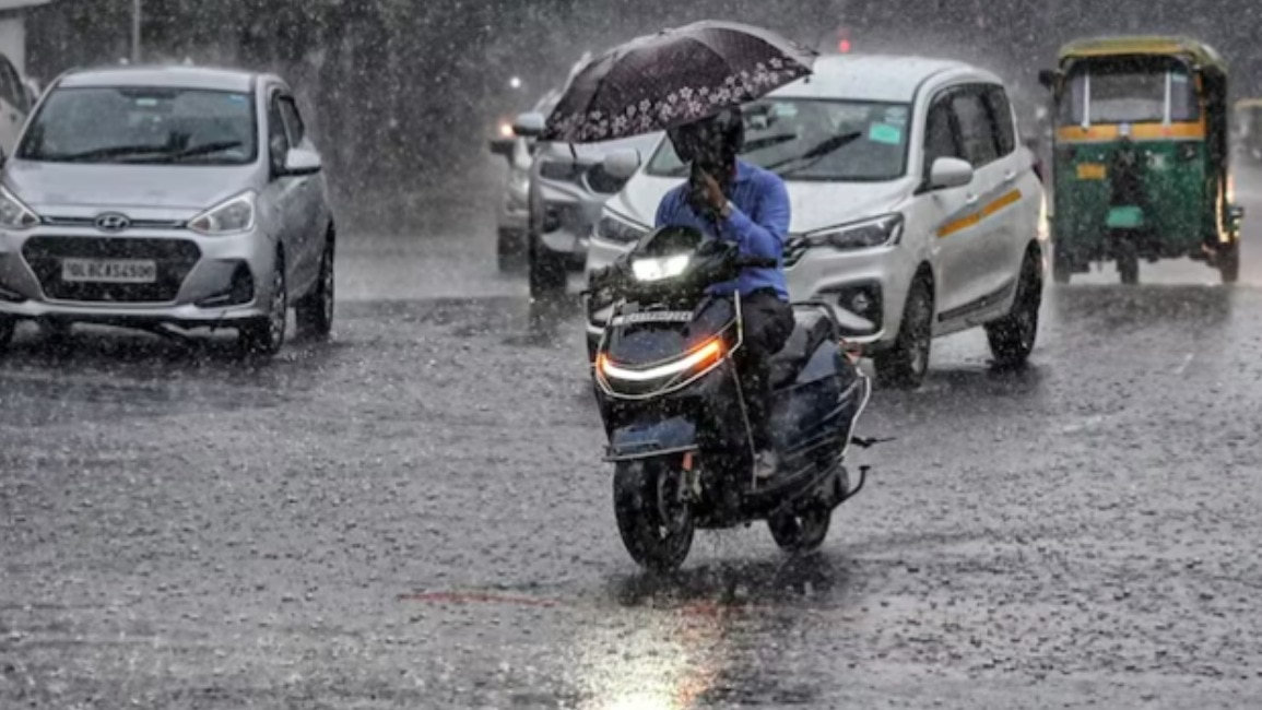 बंगाल की खाड़ी में बने गहरे दबाव ने देश के कई हिस्सों में मौसम का मिजाज बदल दिया है. (File Photo-PTI)
