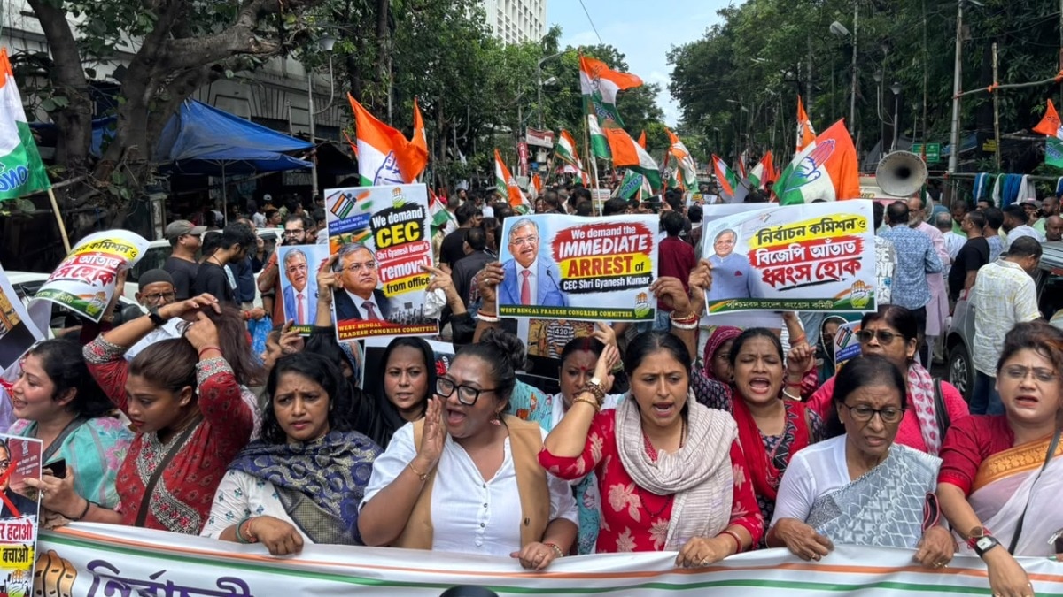 बंगाल कांग्रेस चुनाव आयोग के खिलाफ सड़कों पर उतरकर प्रदर्शन कर रही है (Photo: ITG)