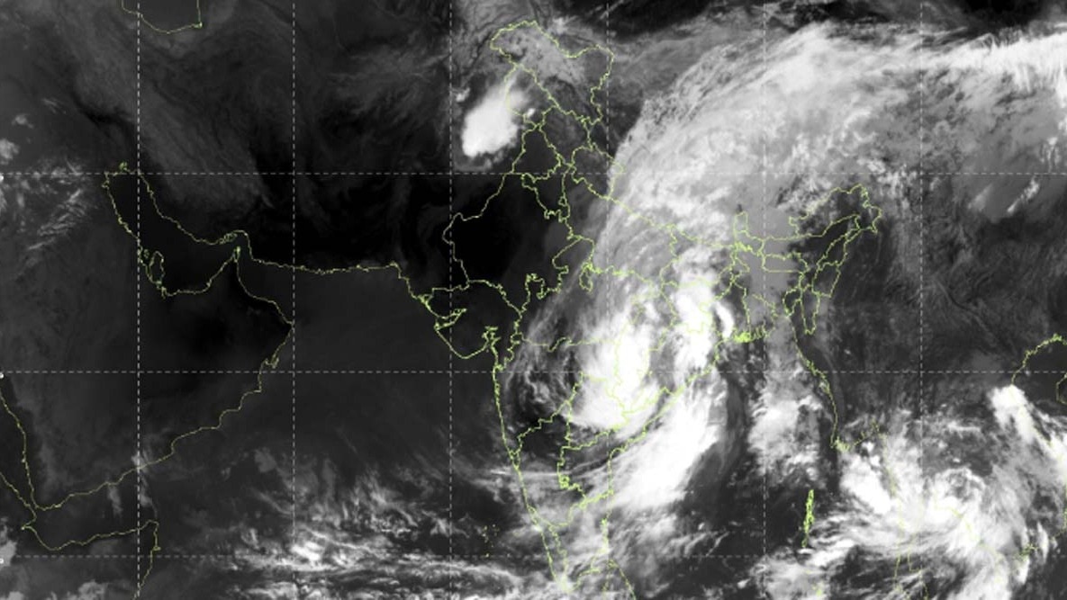 आप इस तस्वीर में देख सकते हैं कि कैससे बादलों का जमावड़ा देश के एक तरफ है. (Photo: IMD)