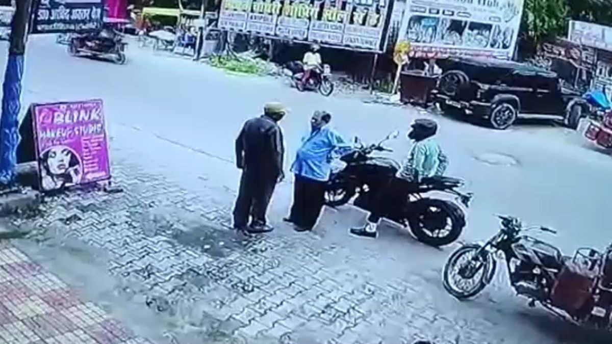 बाजार में सामान खरीदने गए थे 70 साल के बुजुर्ग. (Photo: Screengrab)