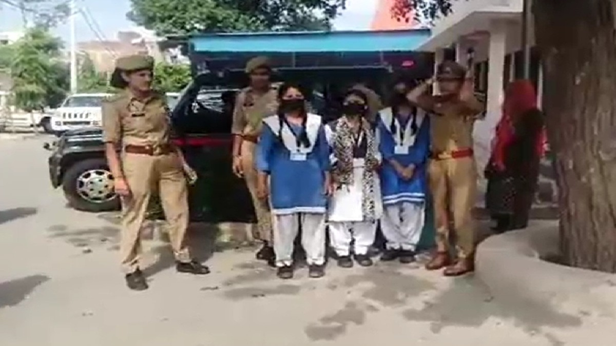 कॉलेज छात्राओं के साथ छेड़छाड़. (Photo: Screengrab)