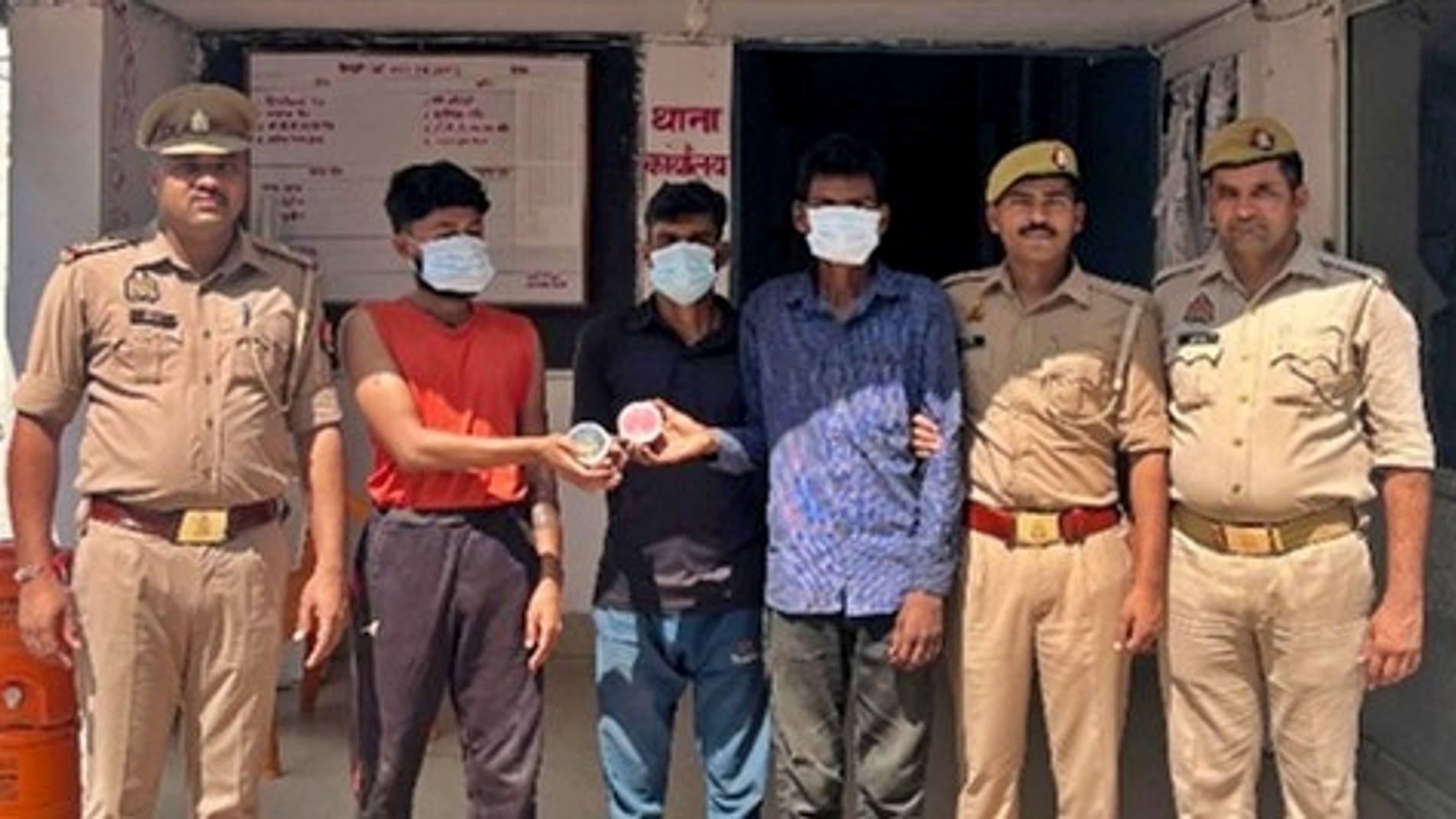 बिजनौर पुलिस की गिरफ्त में तीन चोर (Photo: ITG)