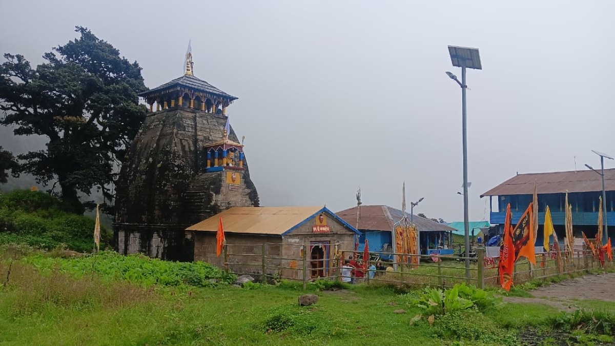 उत्तराखंड के रुद्रप्रयाग जिले में स्थित मध्यमहेश्वर मंदिर पहाड़ों के बीच बसा है. (Photo: ITG)