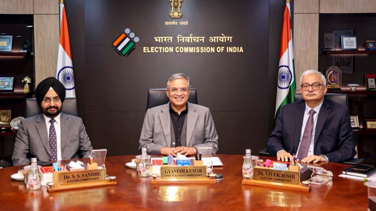 अंग्रेजी अखबार की रिपोर्ट के बाद फॉर्म 6 को लेकर विवाद शुरू हुआ (Image: X/@ECISVEEP)