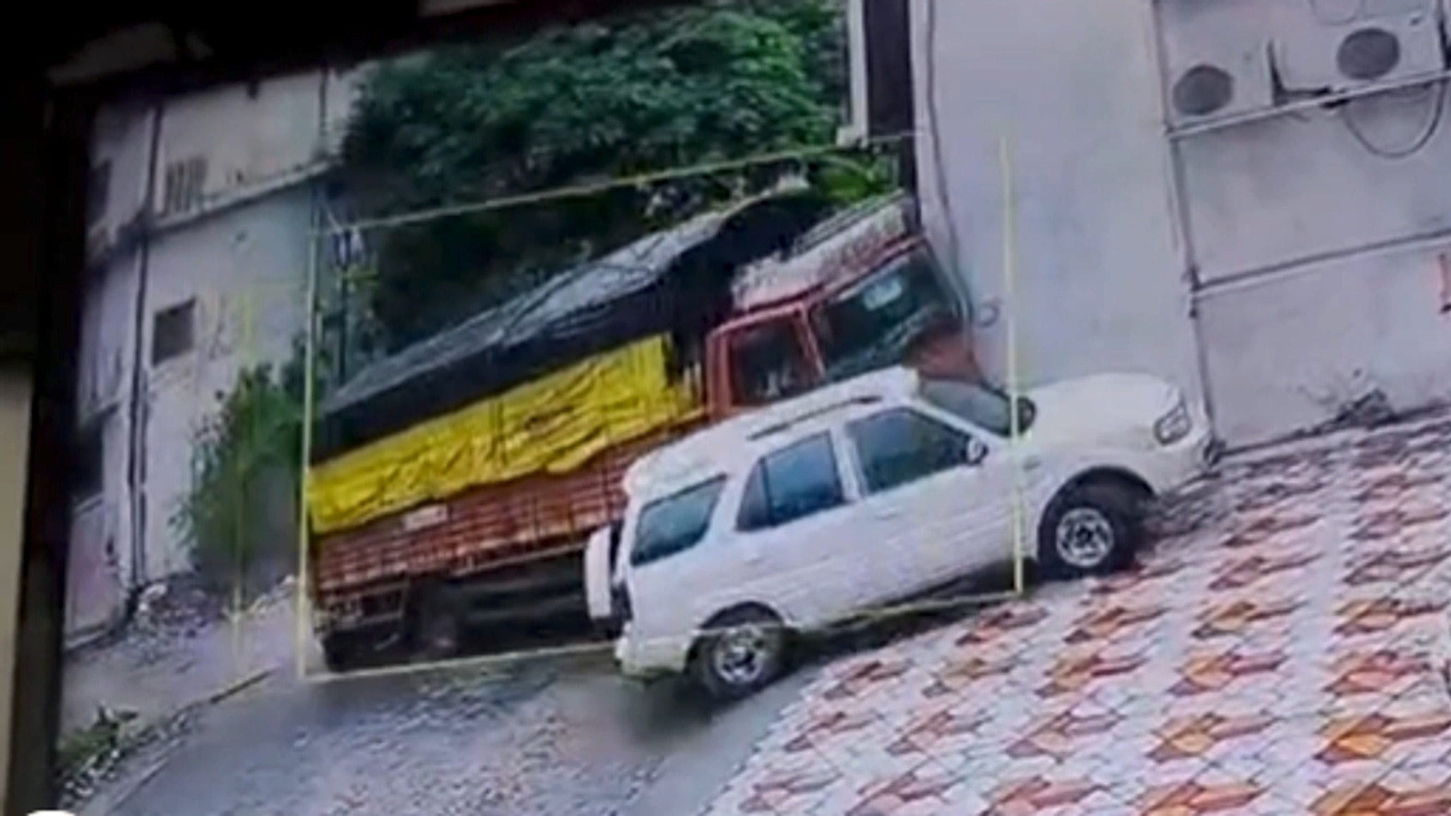 शीशे और फ्रिज भी टूटे.(Photo: Screengrab)