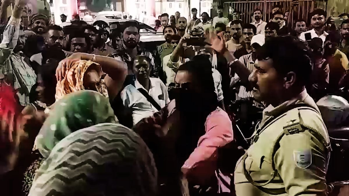 किन्नरों का आरोप- पुलिस ने की मारपीट. (Photo: Screengrab)