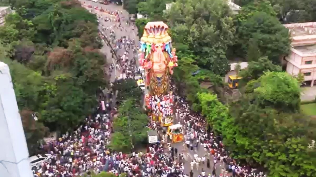 विसर्जन यात्रा के बीच पुलिस ने की परिवार की मदद. (Photo: Screengrab)