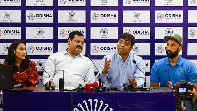 हॉकी इंडिया में चल रहे बवाल के बीच दिग्गज खिलाड़ी द‍िलीप त‍िर्की के साथ मजबूती से खड़े हैं (Photo: PTI)