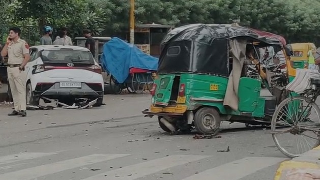 दिल्ली के सुखदेव विहार में शनिवार सुबह भीषण सड़क हादसा हुआ है
