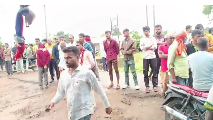 हादसे के बाद मौके पर लोगों की भीड़ जमा हो गई. (Photo-ITG)