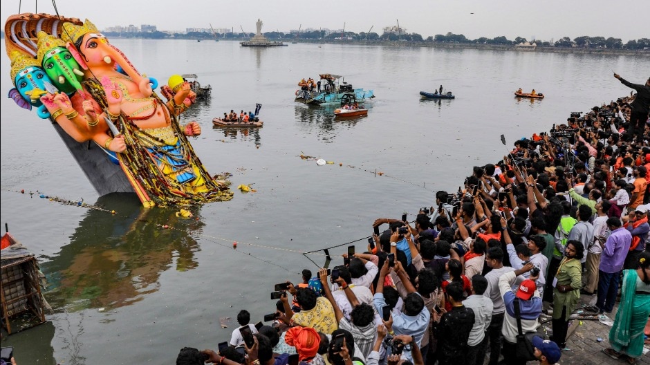 हैदराबाद में गणपति विसर्जन के लिए समुद्र तट पर जुटे श्रद्धालु