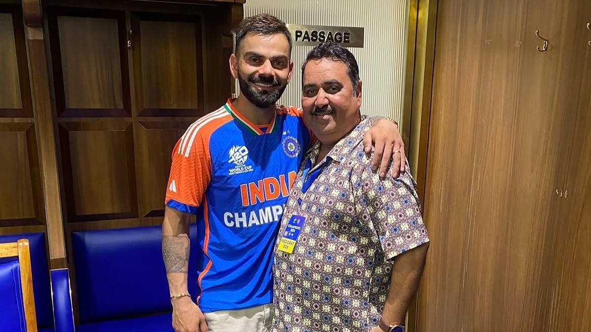 व‍िराट कोहली अपने बचपन के कोच राजकुमार शर्मा के साथ (Photo: Instagram/@rajkumarcricket)