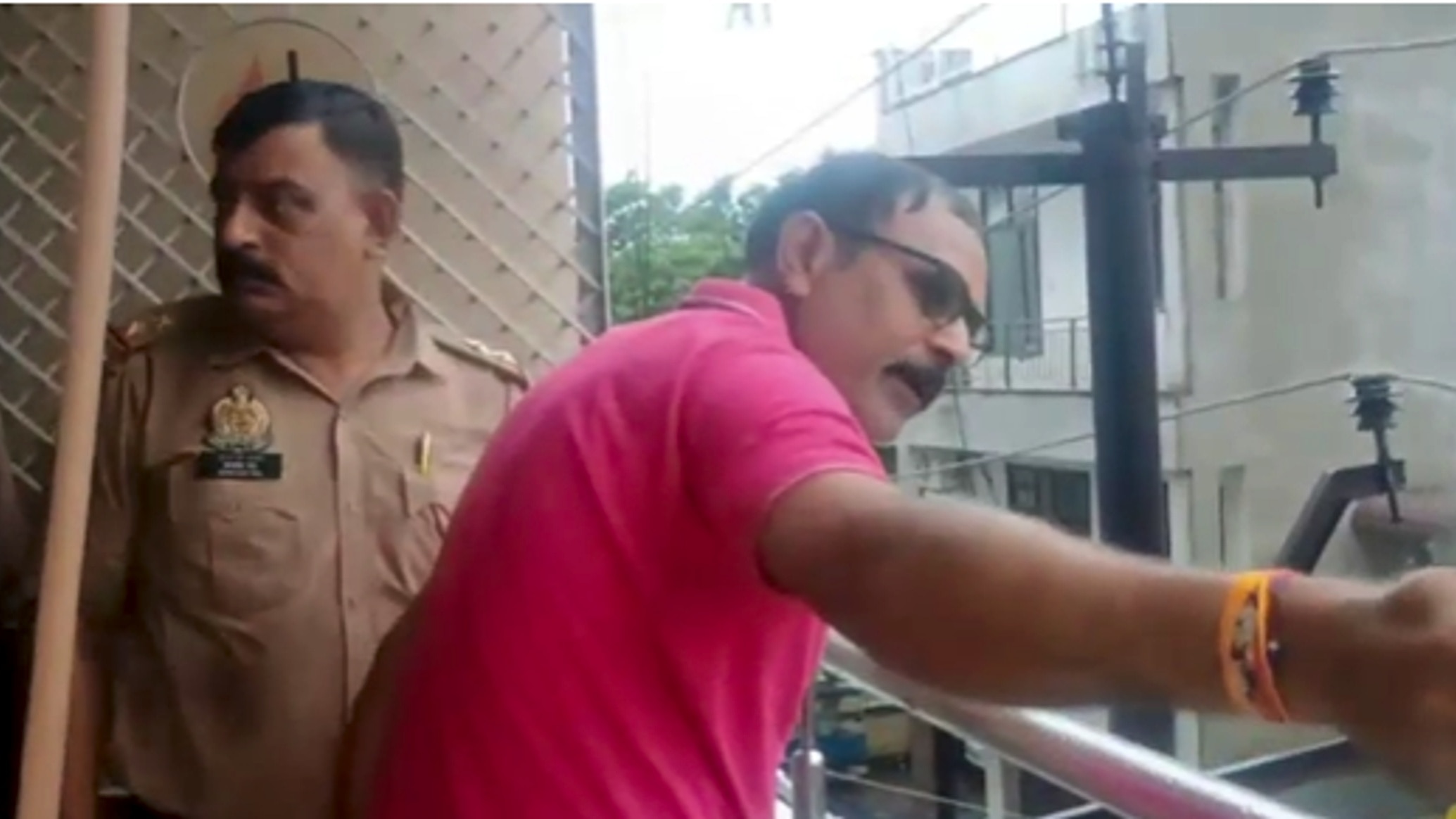 तीसरा मजदूर झुलसा.(Photo: Screengrab)