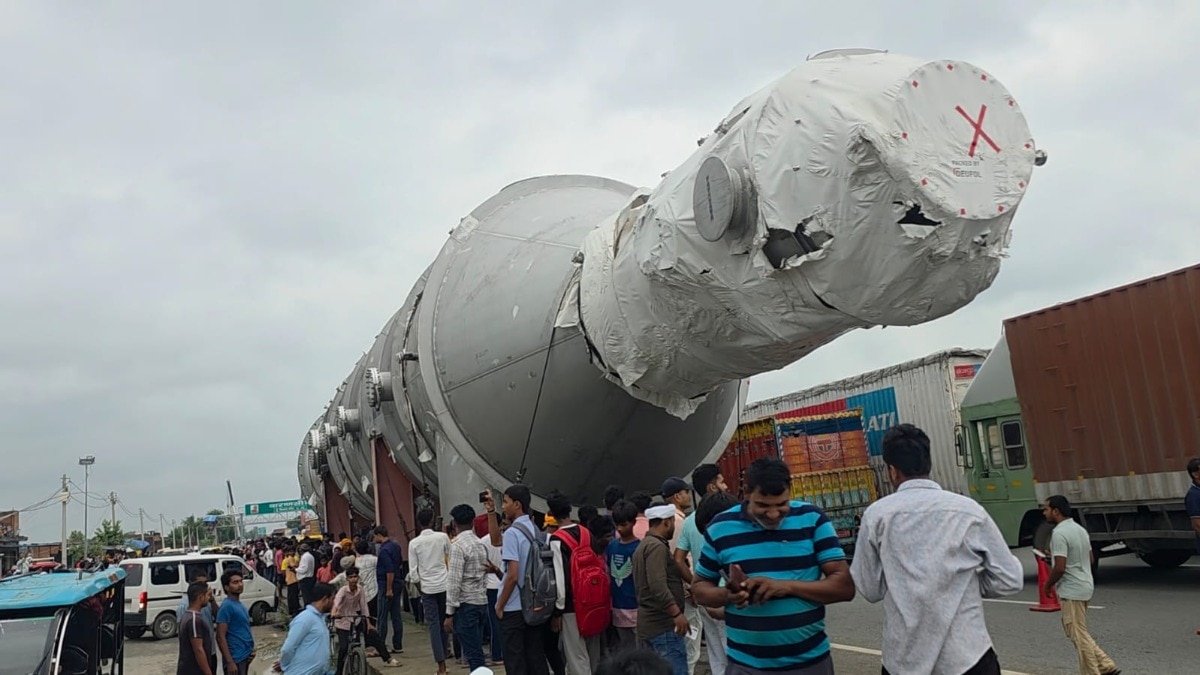 308 पहियों वाले ट्रक को रास्ता देने के लिए क्रेन से उठाए जा रहे ओवरब्रिज (Photo- ITG)  