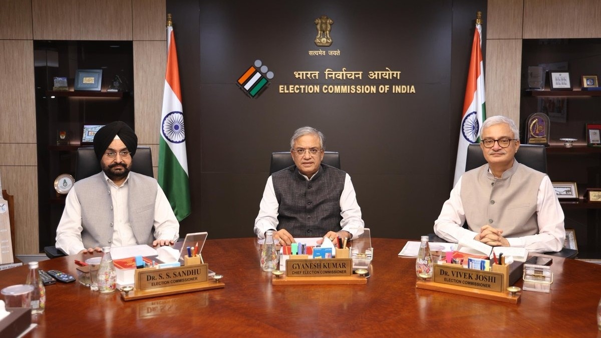 CEC ज्ञानेश कुमार के साथ दोनों चुनाव आयुक्त सुखबीर सिंह संधू और विवेक जोशी बैठक में मौजूद (Photo: ITG)