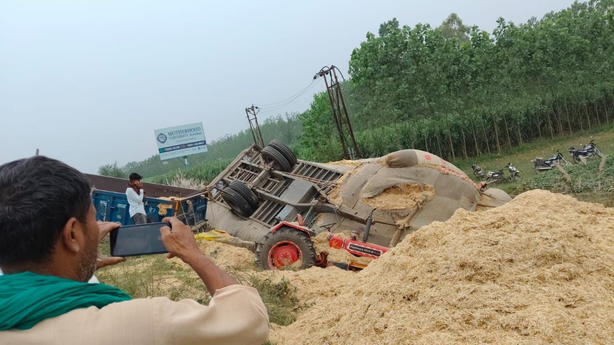 भूसे में दबे मिले दोनों ट्रैक्टर चालक.(Photo: Rahul Kumar/ITG)