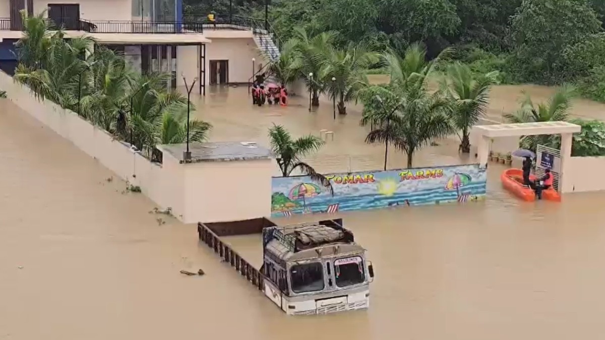 UP में 13 की मौत, छत्तीसगढ़ में नदियां उफान पर और बिहार में अलर्ट... 'अर्नब' के तांडव से 14 राज्यों में हाहाकार