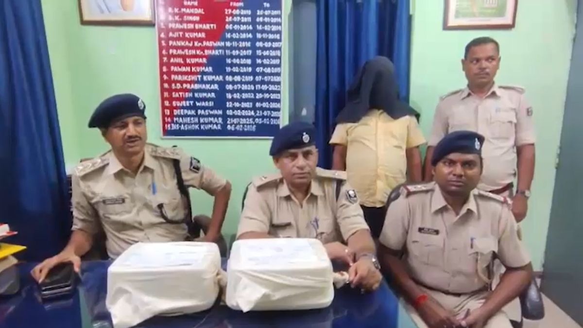 एक दुकान से 6 किलो चांदी, दूसरी से 4 किलो चांदी मिली. (Photo: Screengrab)