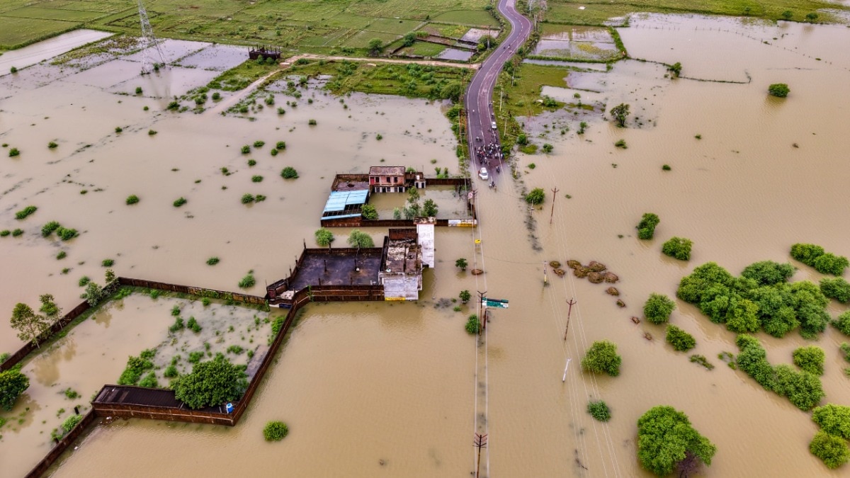 उत्तर प्रदेश में भारी बारिश से 15 लोगों की मौत हो गई है. कई जगह मकानों और फसलों को नुकसान पहुंचा. (Photo-PTI)