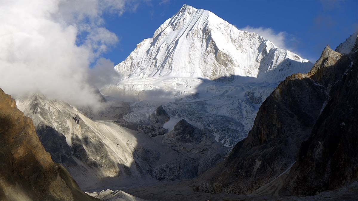 नेपाल में हिमलुंग हिमाल बेस कैंप में हिस्खलन से 10 पर्वतारोही लापता हो गए हैं. (Photo: Wikipedia)