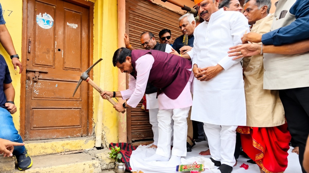 सीएम मोहन यादव ने रविवार को खुद अपने पैतृक आवास पर फावड़ा चलाया और चौड़ीकरण के कार्य का शुभारंभ किया
