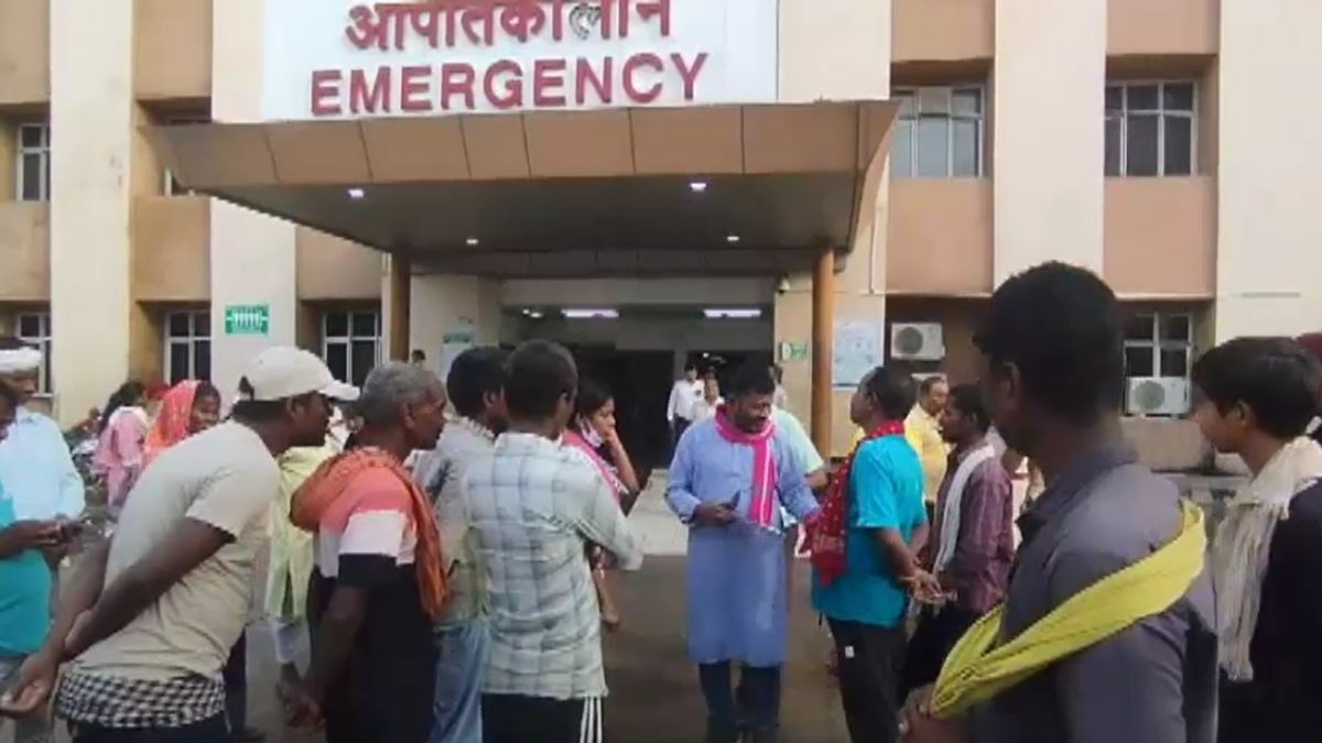 गांव में सांप को लेकर फैली दहशत. (Photo: Screengrab)