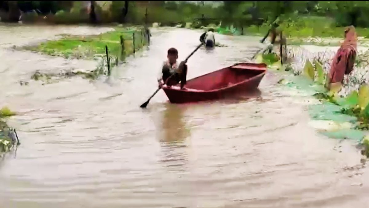 महोबा में बारिश के बीच बिगड़े हालात, सड़क पर चल रही नाव. (Photo: Screengrab)