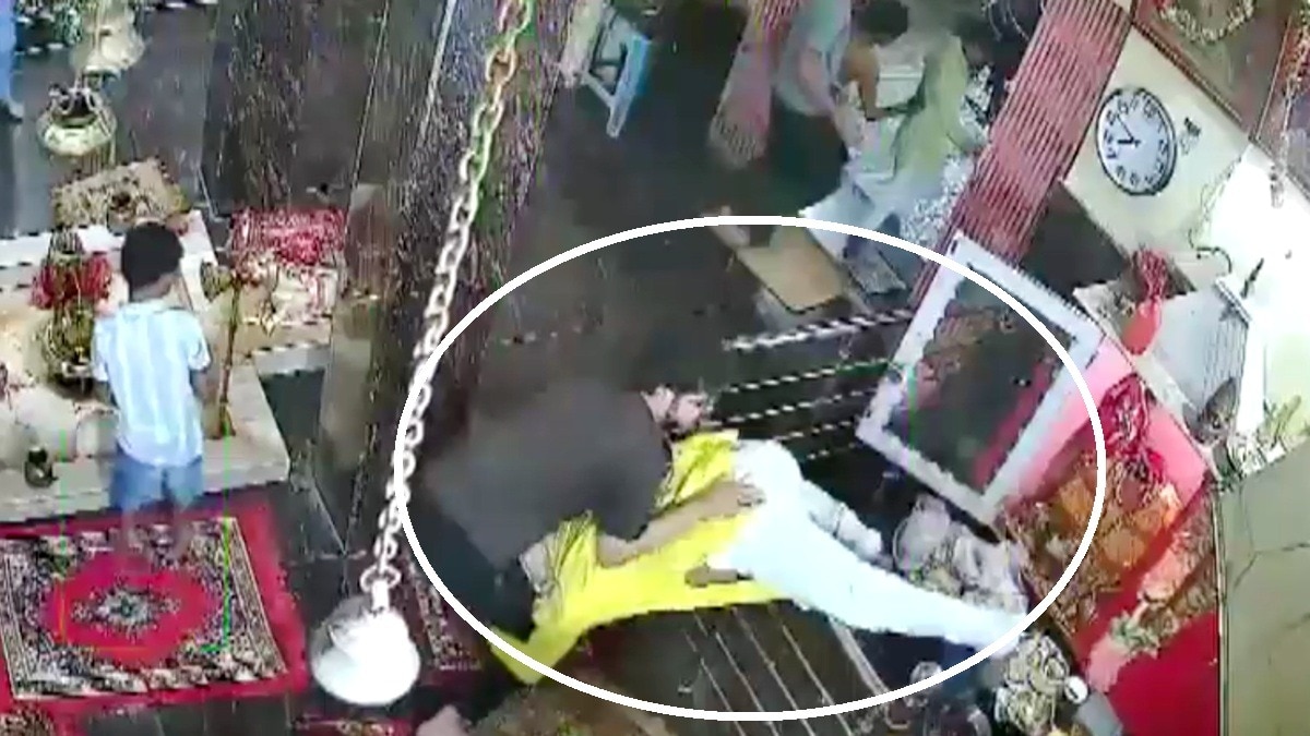 जयपुर के गणेश नगर में बुजुर्ग पुजारी पर लात-घूंसों से हमला.(Photo:Screengrab)