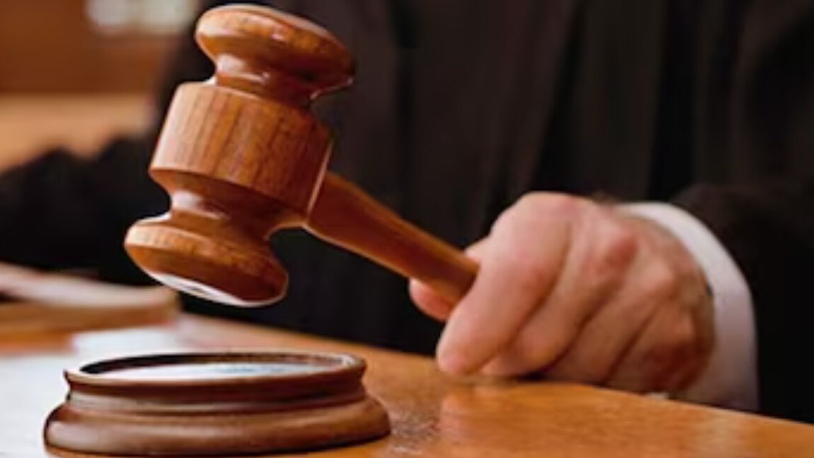 अब तक 17 जज अलग-अलग मामलों की सुनवाई से हट चुके हैं.