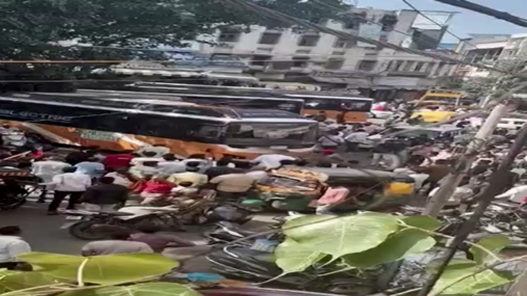 हादसे के बाद बस में तोड़फोड़.(Photo: Screengrab)