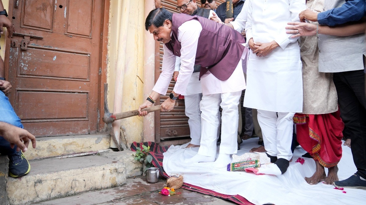 जब मुख्यमंत्री ने खुद अपने पुश्तैनी घर पर चला दी गेती.(Photo:ITG)