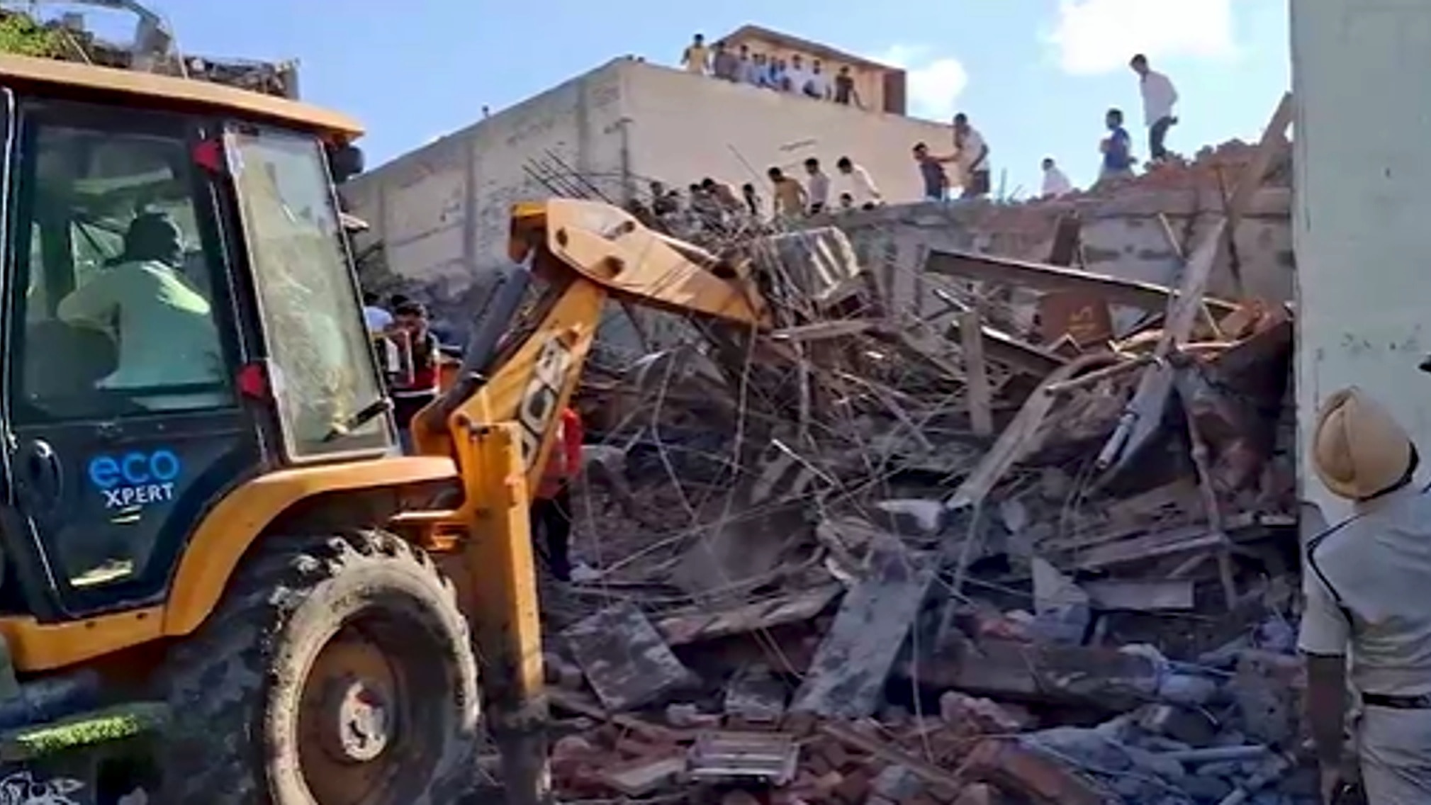 JCB से रेस्क्यू जारी.(Photo: Screengrab)