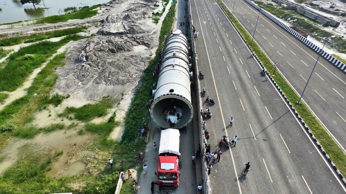 Truck with 308 wheels halted on Chandauli highway (Photo: ITG)
