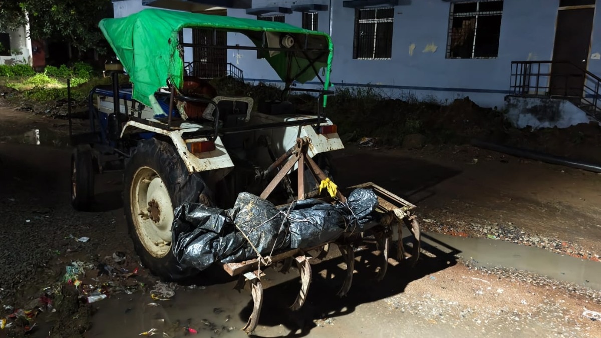 ट्रैक्टर के हल पर रखा महिला का शव. (photo: ITG)