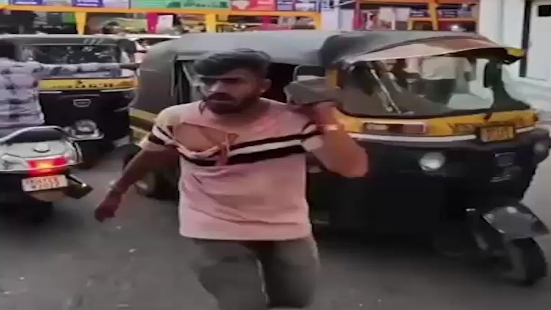 युवक, जिसने ऑटो ड्राइवर को पीटा. (photo: Screengrabs)