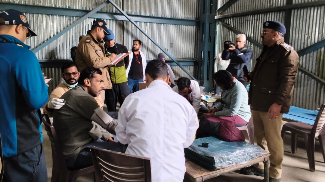 बर्फबारी की वजह से रास्ते बंद हो गए हैं. (Photo- ITGD)