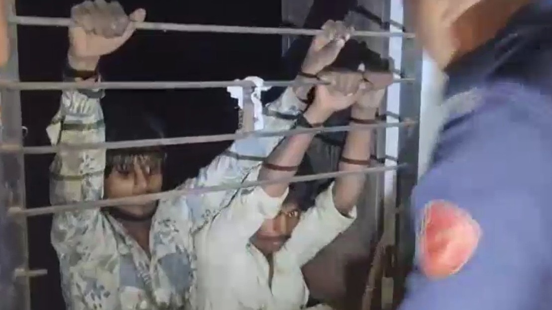 फैक्ट्री के अंदर फंसे दोनों चोर. (Photo: Screengrabs)