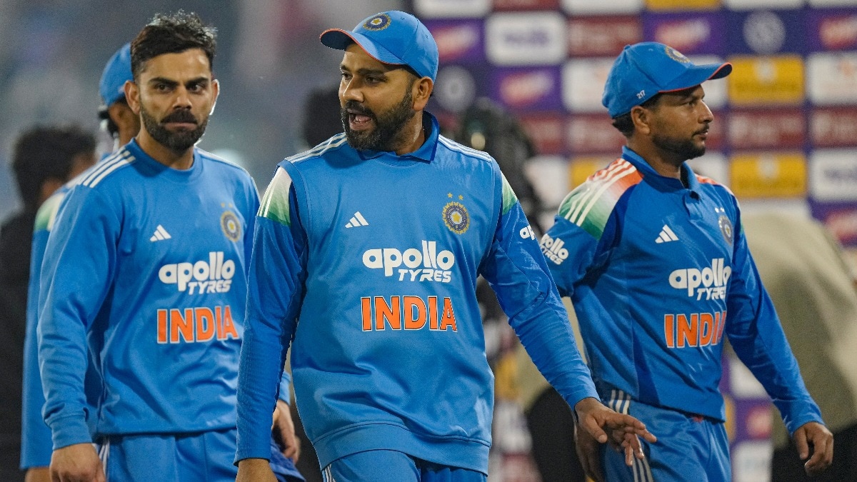 रोहित शर्मा बस से फिसले, सपोर्ट स्टाफ ने संभाला. (Photo: PTI)