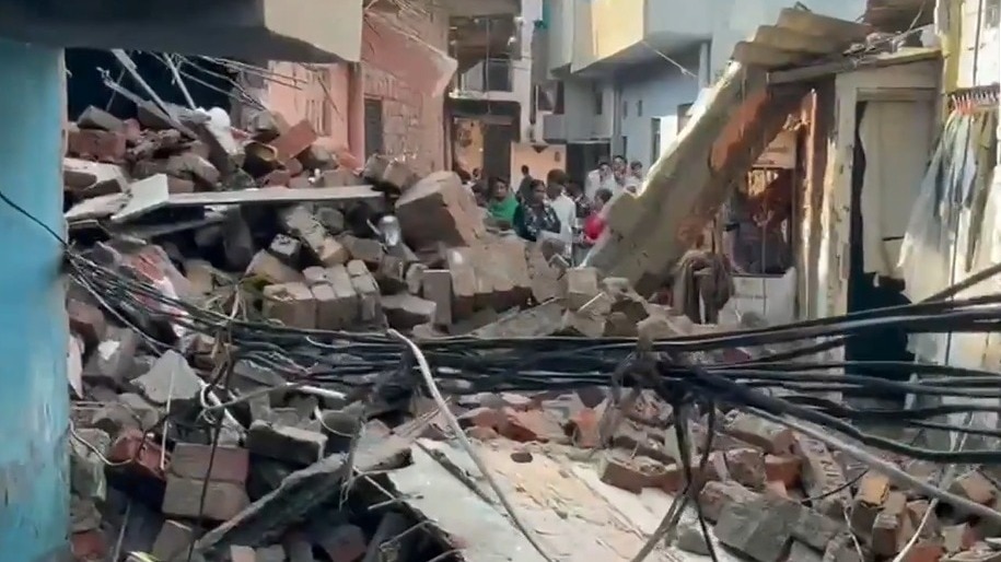 लखनऊ में मकान गिरा. (Social Media: X)