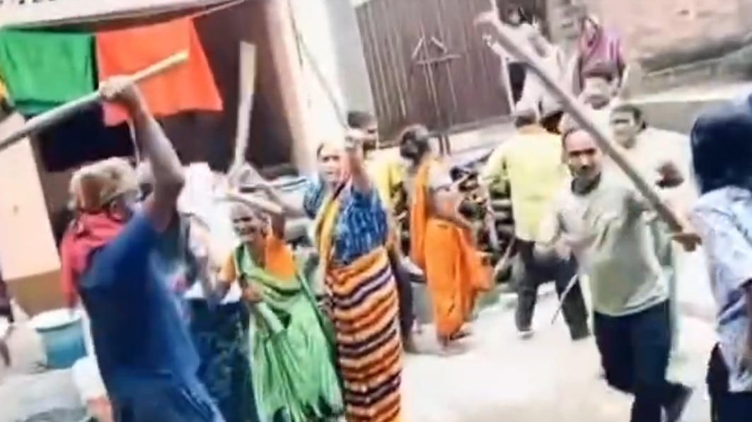 यूपी के कौशाम्बी में दो पक्षों में झड़प. (photo: Screengrab)