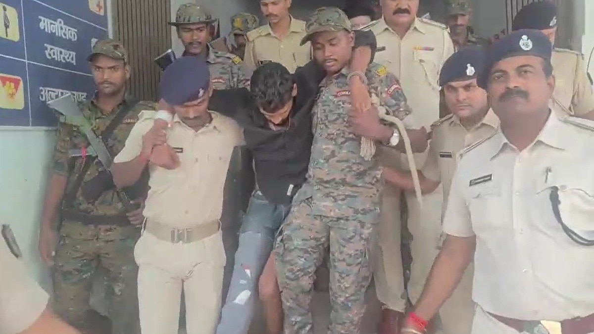 चेहरा झुका, पैर में गोली और चलने की हालत नहीं, जमुई में नाबालिग से छेड़खानी के आरोपी नंदन को कंधे पर टांगकर कोर्ट लाई पुलिस