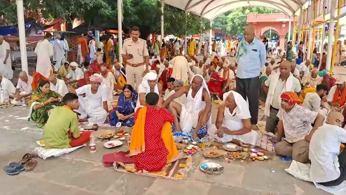 विष्णुपद मंदिर और फल्गु नदी के तट पर पिंडदान. (Photo: Screengrab)