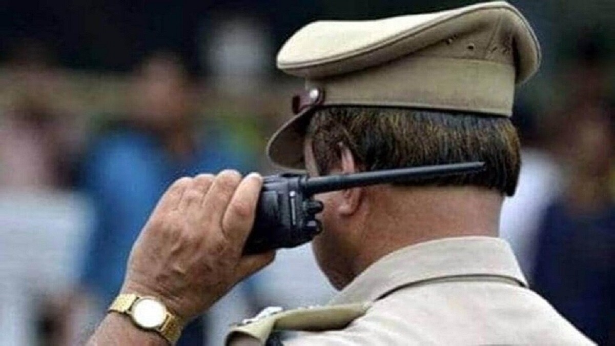 पुलिस अब आरोपी टीचर की तलाश में जुटी है (फोटो-ITG)